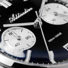 Die dreidimensionalen Stundenmarkierungen aus echtem Nagel erhöhen die Schichtung der Uhr, und die facettenreichen Stundenmarkierungen machen das Zifferblatt dreidimensionaler